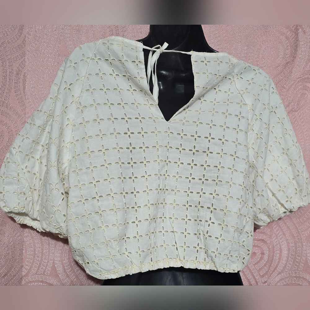 Chelsea & Violet White and Beige Eyelet Cropped Top Size M - Picture 2 of 7